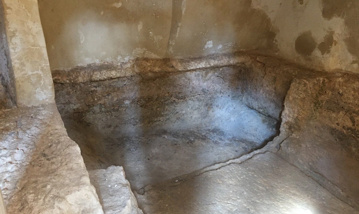 イスラエル　園の墓内部